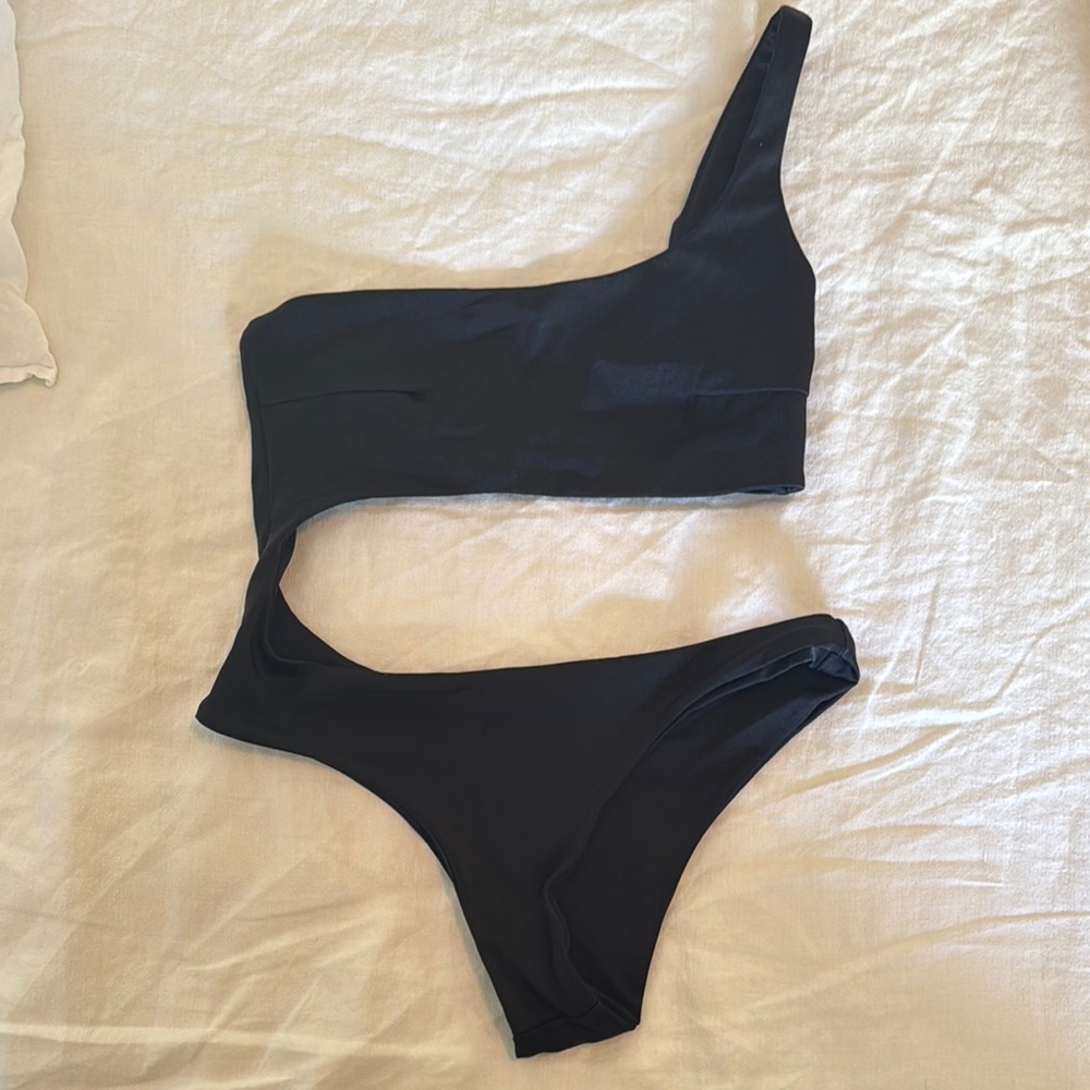 Elegant Black One-Shoulder Swimsuit